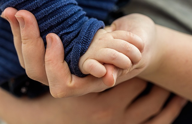 Bliskość, bezpieczeństwo, samodzielność - jak kształtuje się przywiązanie w dzieciństwie? - artykuł psychologiczny