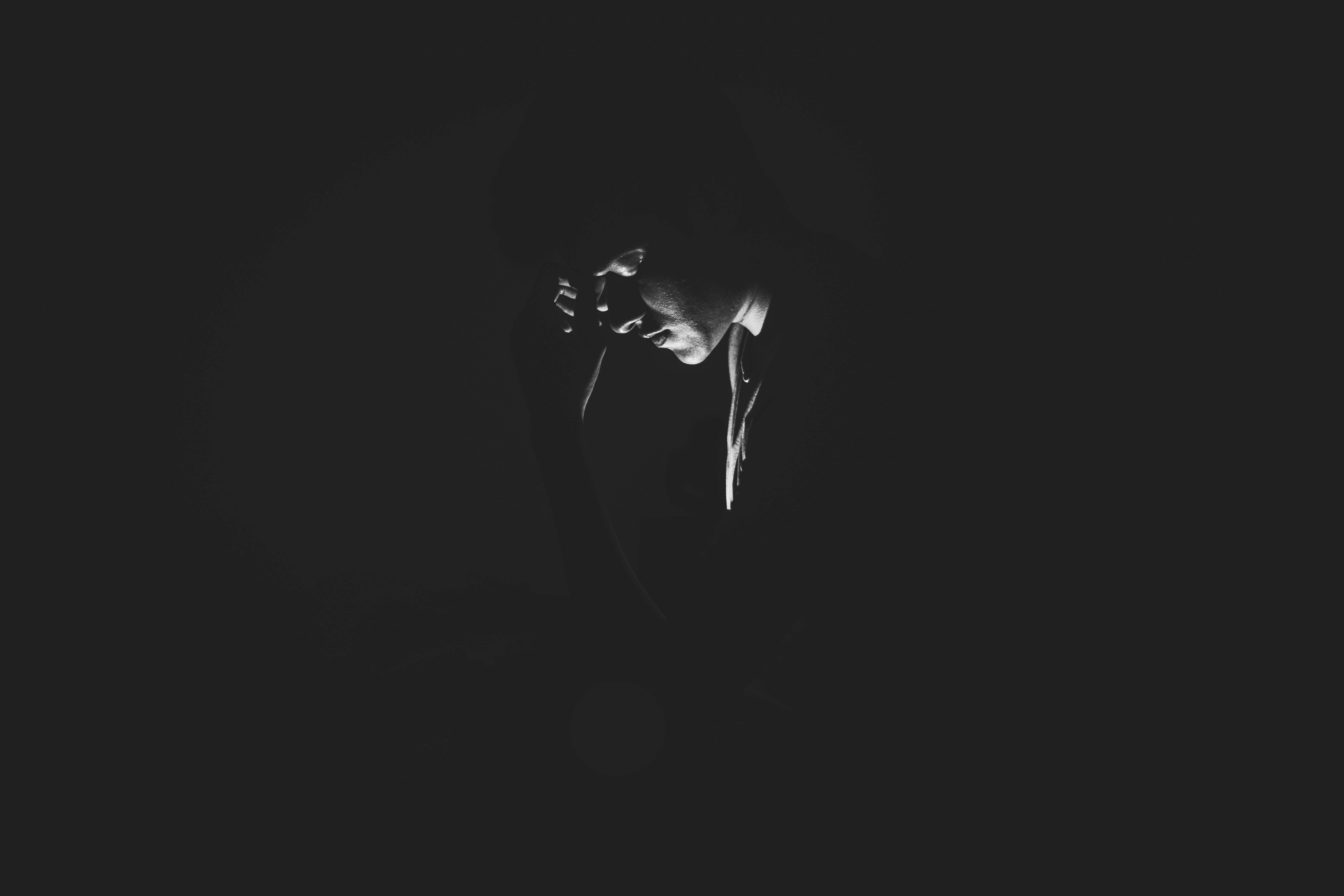 Męska depresja w liczbach i faktach - dlaczego mężczyźni chorują inaczej, niż pokazują statystyki - artykuł psychologiczny